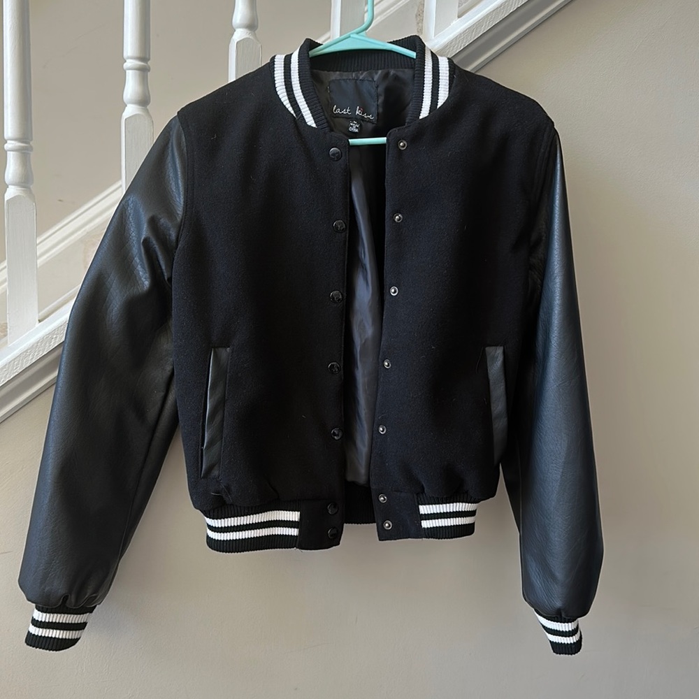Women’s/Juniors pleather/fleece varsity-look jacket